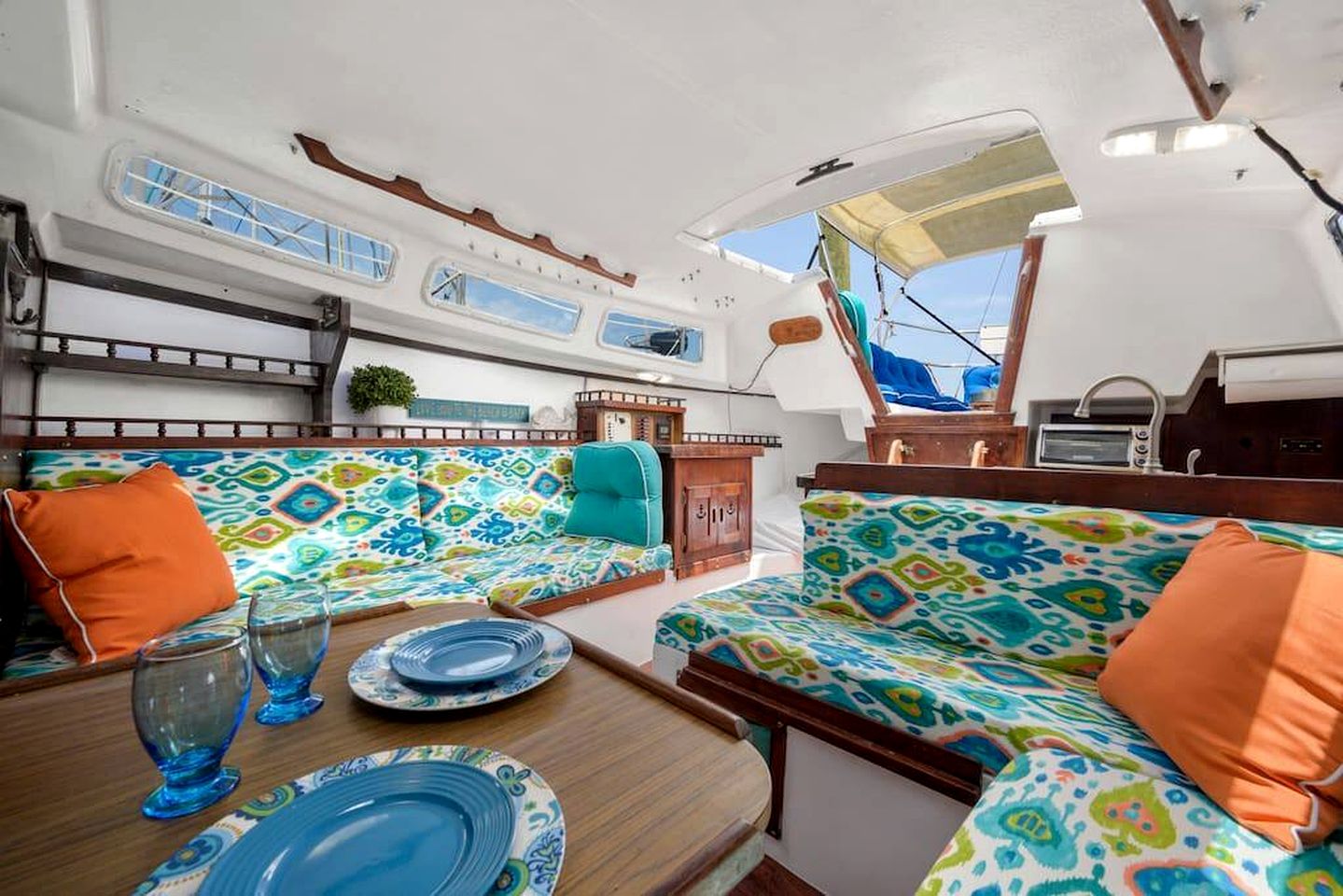 Pet-Friendly Boat with Picturesque and Chic Interior in Florida