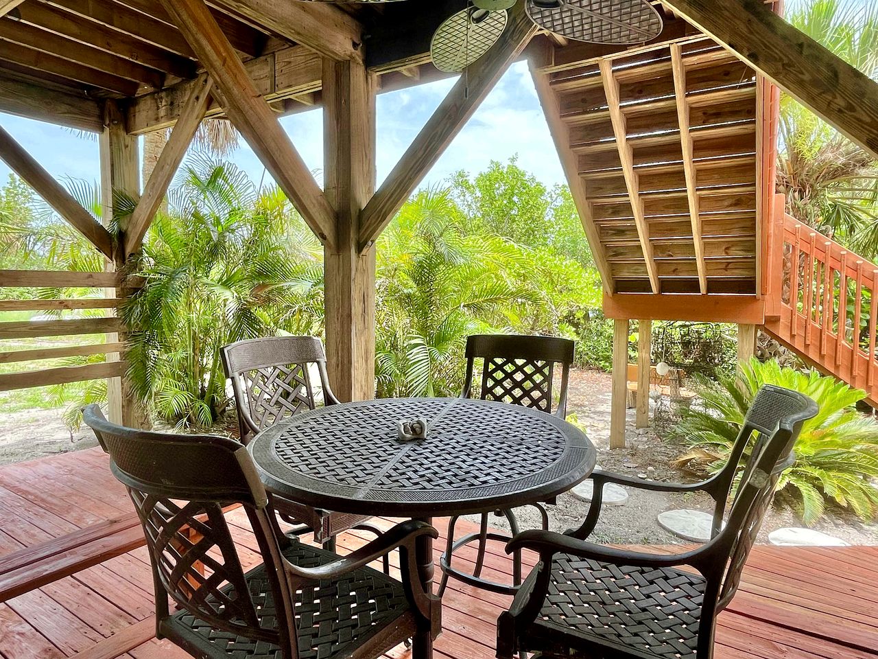 Idyllic Bayfront Cottage with River Views and Private Beach Access in Florida’s Coastal Paradise