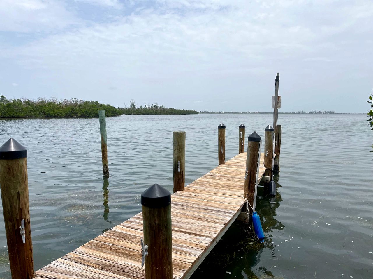 Idyllic Bayfront Cottage with River Views and Private Beach Access in Florida’s Coastal Paradise