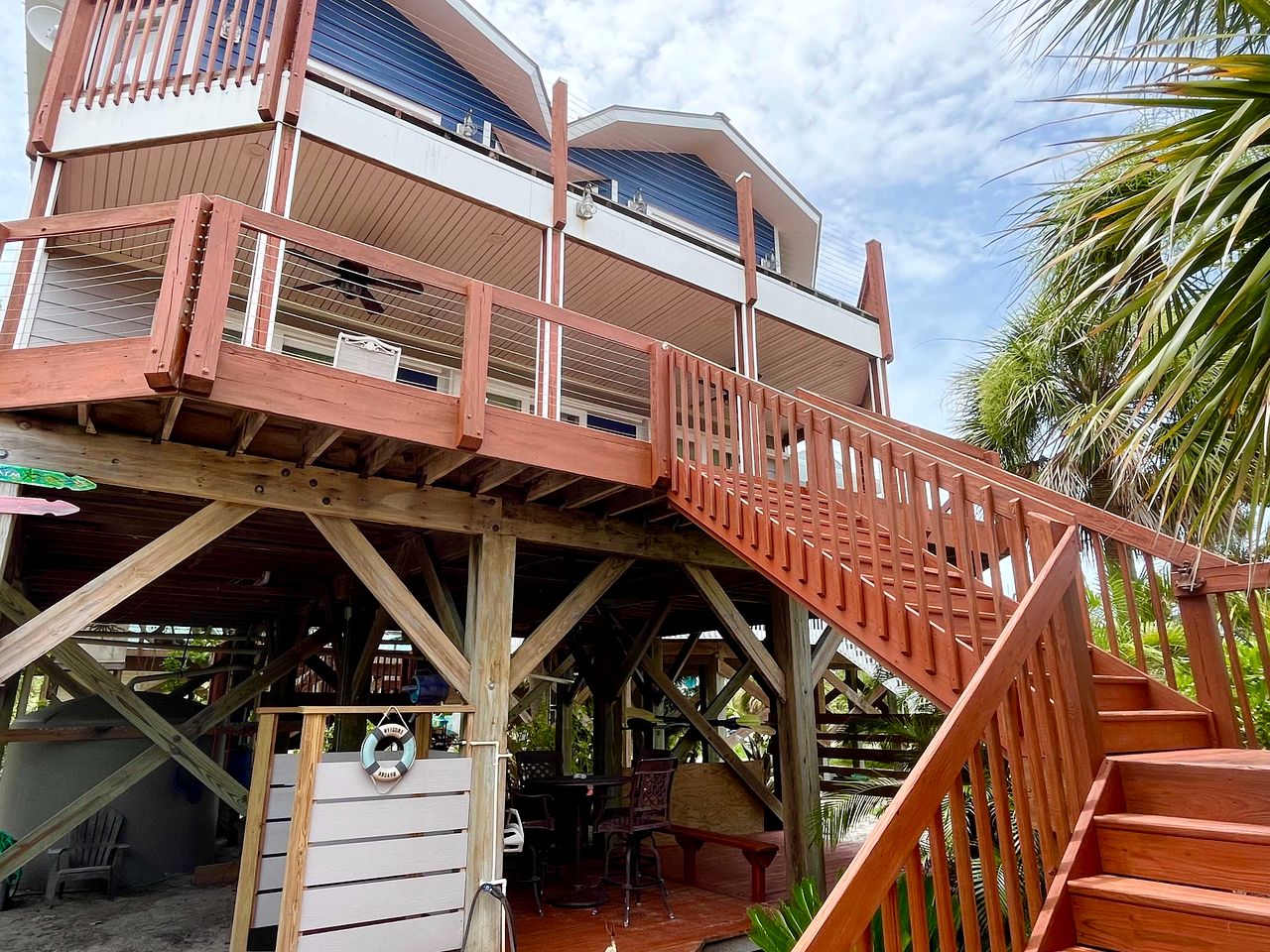 Idyllic Bayfront Cottage with River Views and Private Beach Access in Florida’s Coastal Paradise
