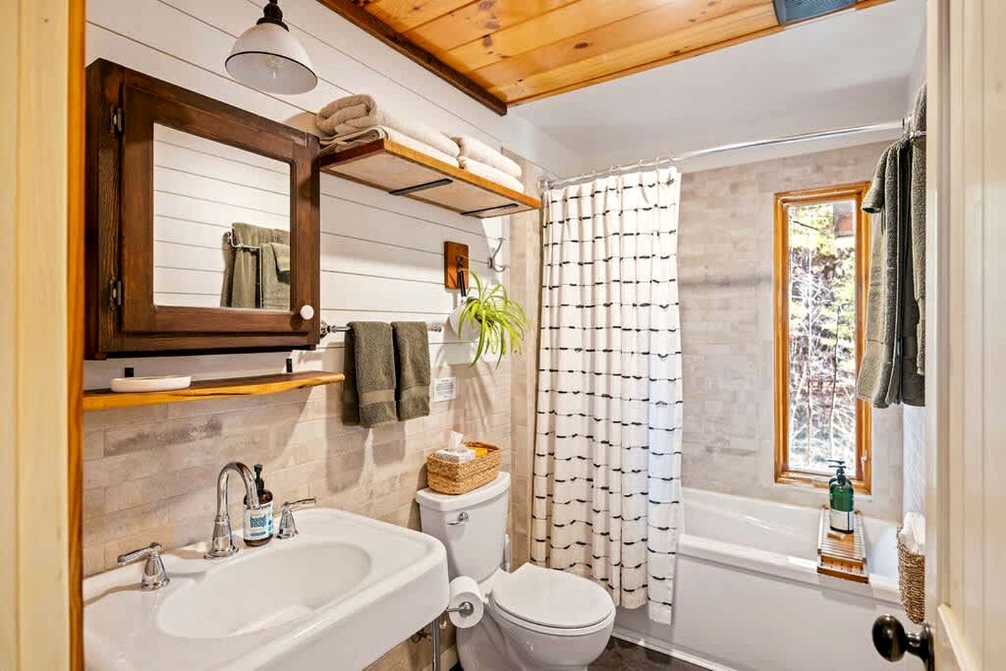 Cozy Mountain Cabin Retreat with Private Forest & Kayaks Near Blue Ridge Parkway, Virginia