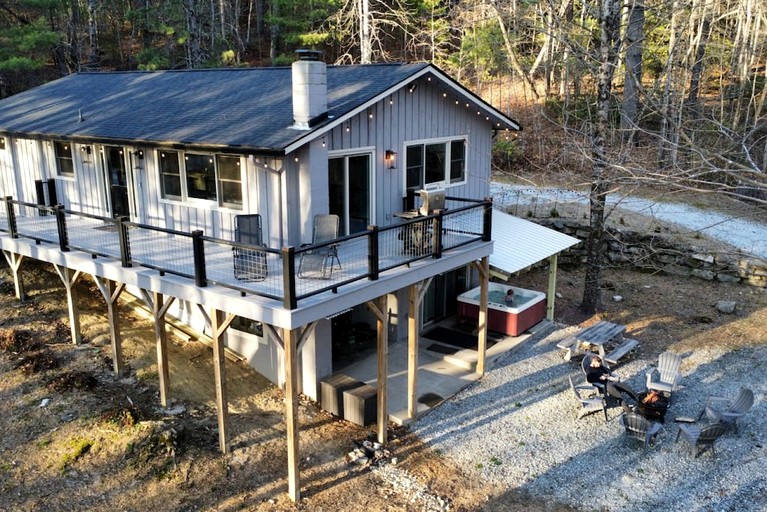 Secluded Mountain Hideaway with Hot Tub & Fire Pit near Lake Toxaway, North Carolina