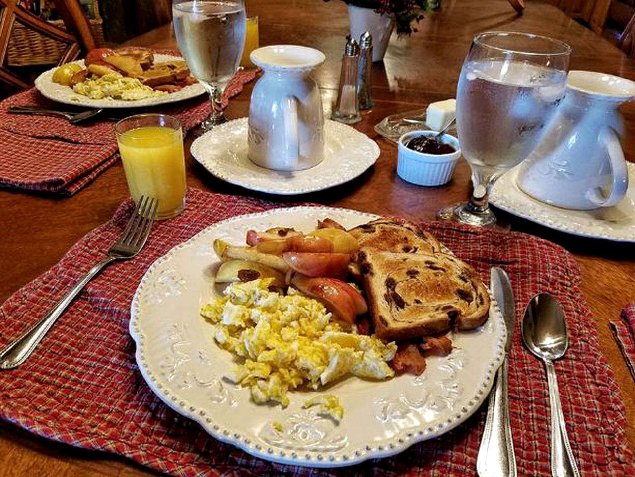 Pet-Friendly Vacation Rental with Stunning Mountain Views near Woodlawn, Virginia