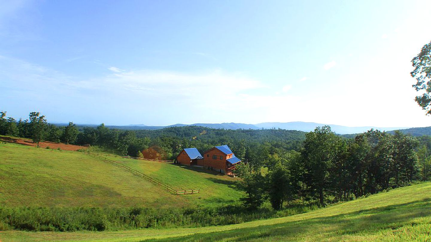 Sublime Vacation Rental for Unforgettable Family or Group Vacations in Dobson, North Carolina