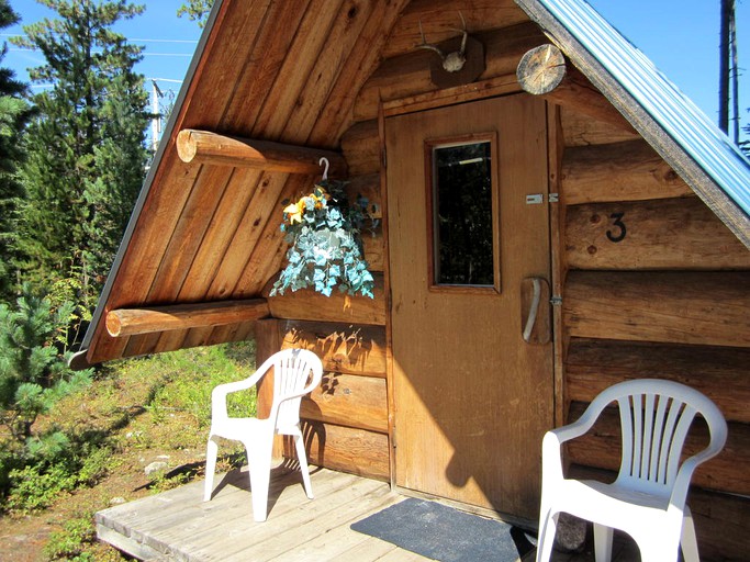 Blue River Cabins (British Columbia, Canada) near Eleanor Lake