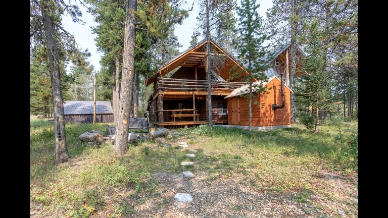 Rustic Charm – 3BR Cabin with Fire Pit in Island Park, ID