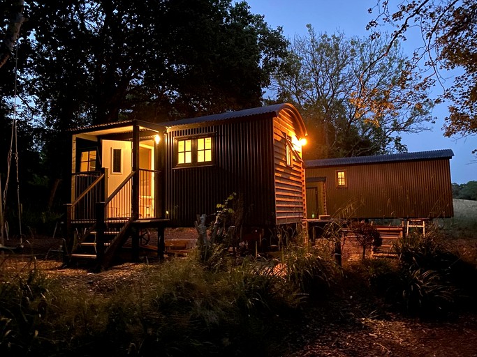 Tiny Houses (United Kingdom, --, --)