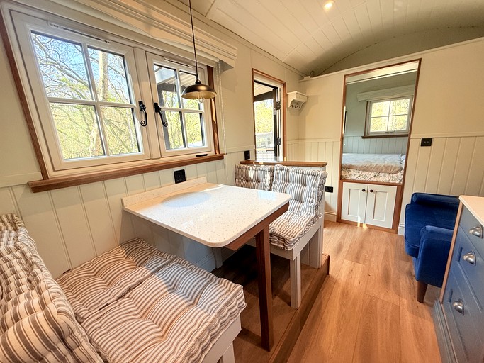 Tiny Houses (United Kingdom, --, --)