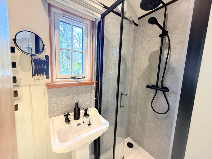 Tiny Houses (United Kingdom, --, --)