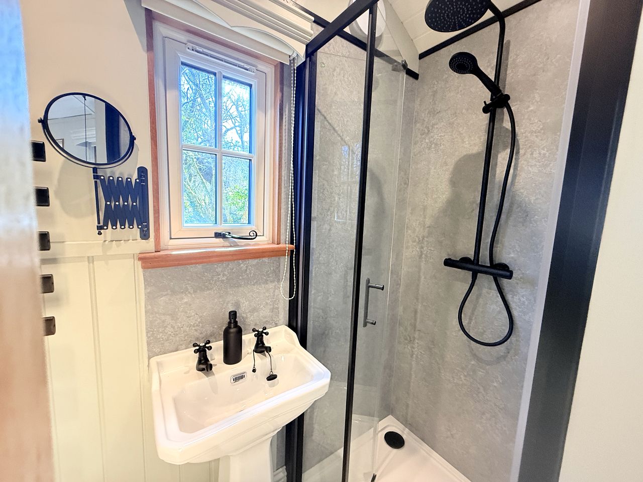 Charming Shepherd’s Hut Stay with Scenic Views & Outdoor Terrace in England, United Kingdom