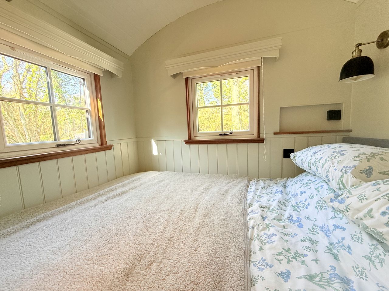 Charming Shepherd’s Hut Stay with Scenic Views & Outdoor Terrace in England, United Kingdom