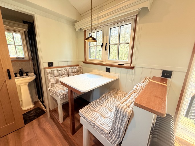 Tiny Houses (United Kingdom, --, --)