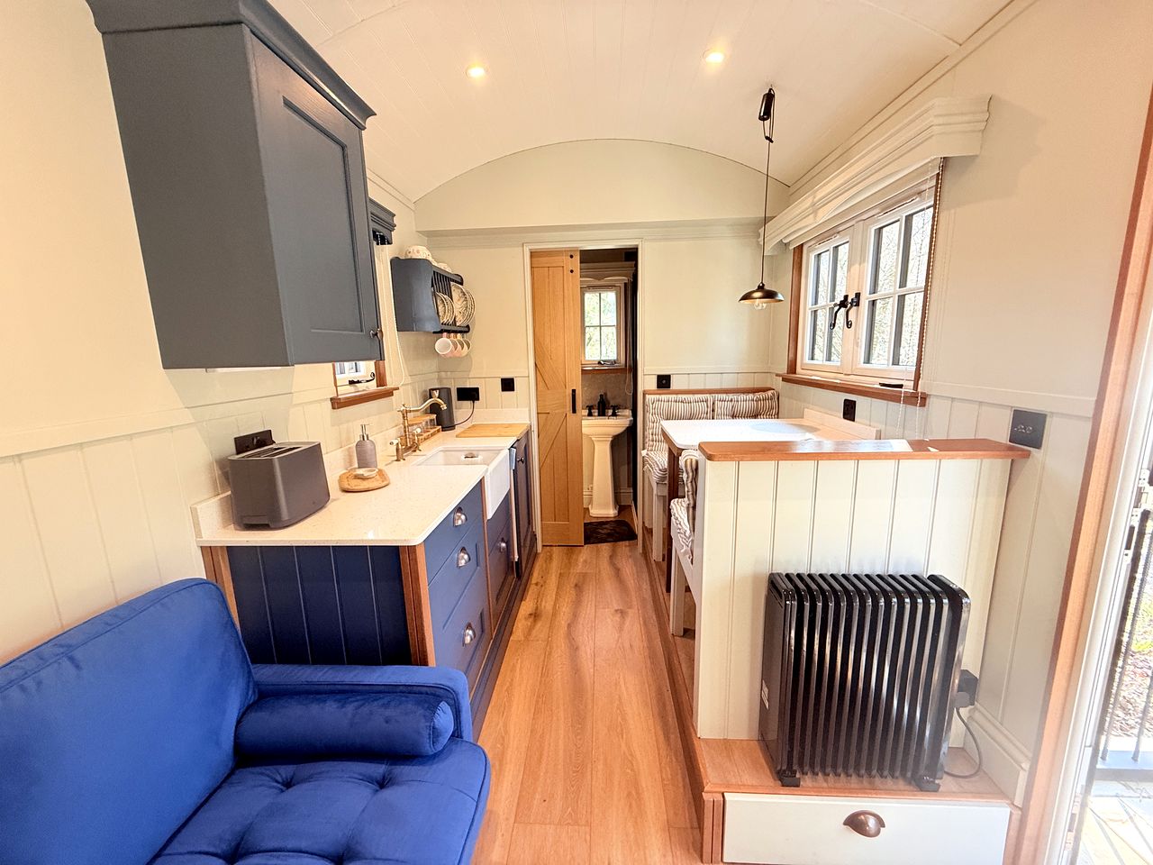 Charming Shepherd’s Hut Stay with Scenic Views & Outdoor Terrace in England, United Kingdom
