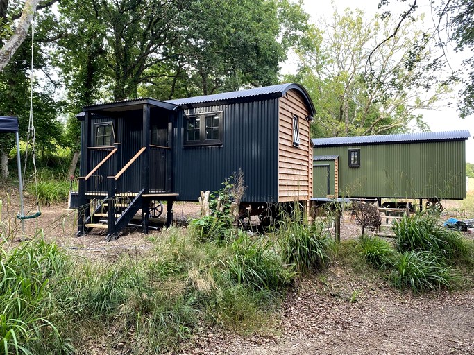 Charming Shepherd’s Hut Stay with Scenic Views & Outdoor Terrace in England, United Kingdom