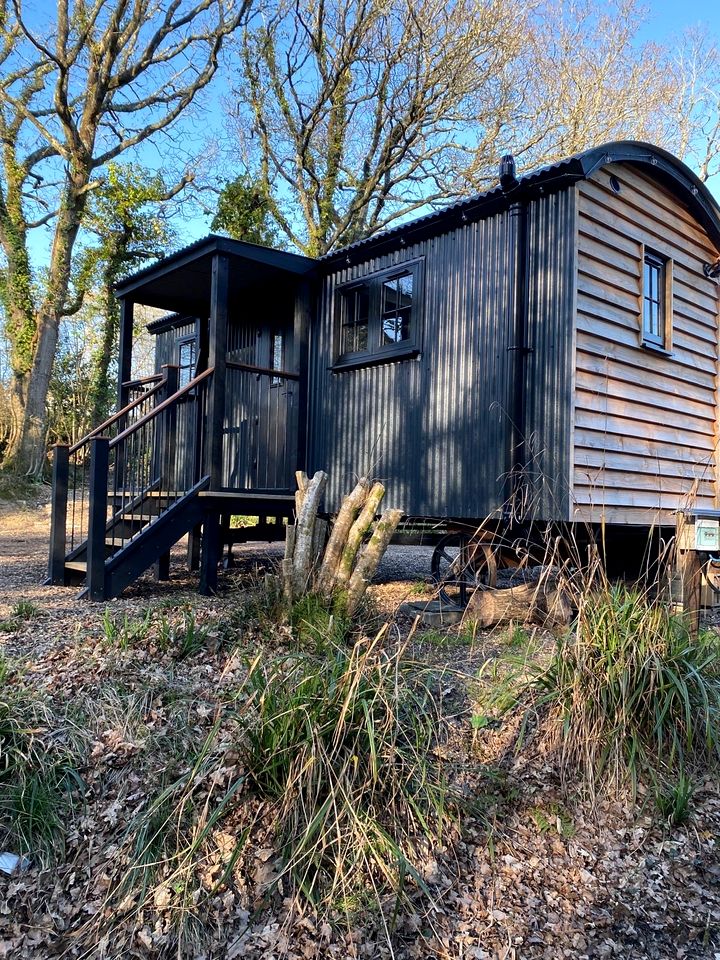 Charming Shepherd’s Hut Stay with Scenic Views & Outdoor Terrace in England, United Kingdom