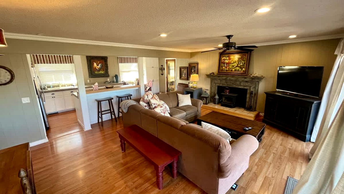 Peaceful Lakeside Cabin with Private Dock near Bentonville & Fayetteville, Arkansas