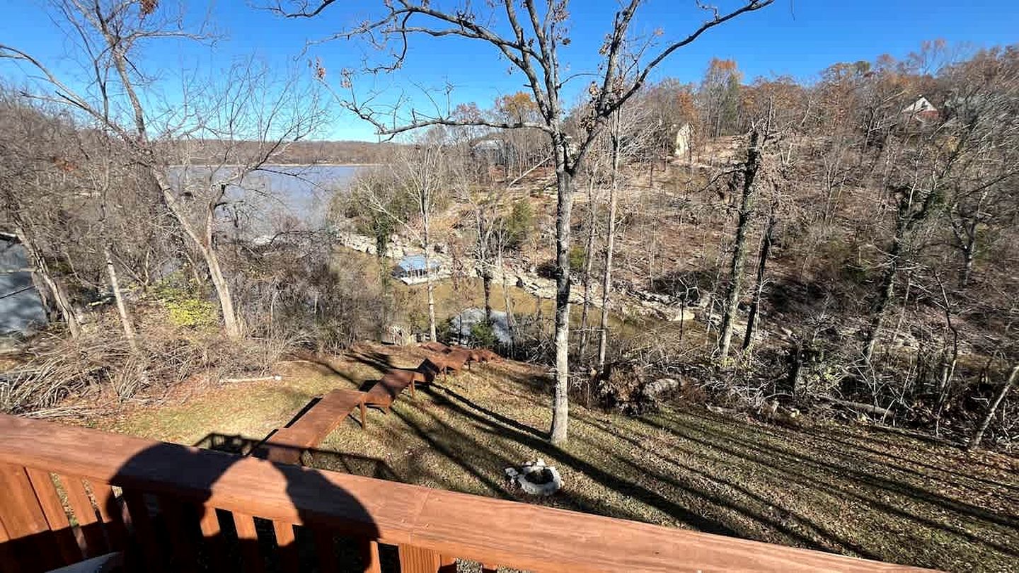 Peaceful Lakeside Cabin with Private Dock near Bentonville & Fayetteville, Arkansas