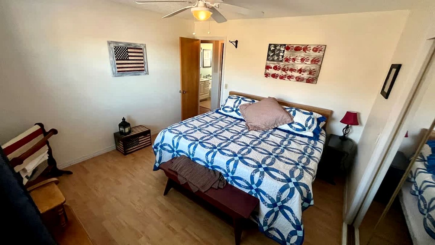 Peaceful Lakeside Cabin with Private Dock near Bentonville & Fayetteville, Arkansas