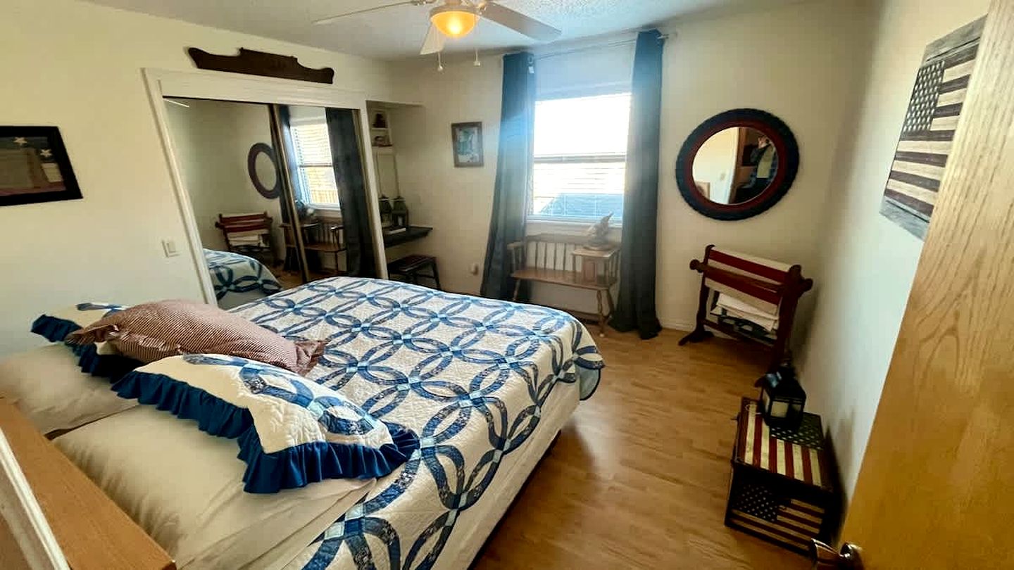 Peaceful Lakeside Cabin with Private Dock near Bentonville & Fayetteville, Arkansas