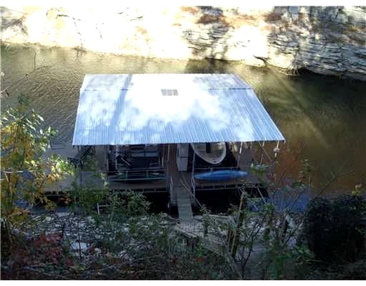 Peaceful Lakeside Cabin with Private Dock near Bentonville & Fayetteville, Arkansas