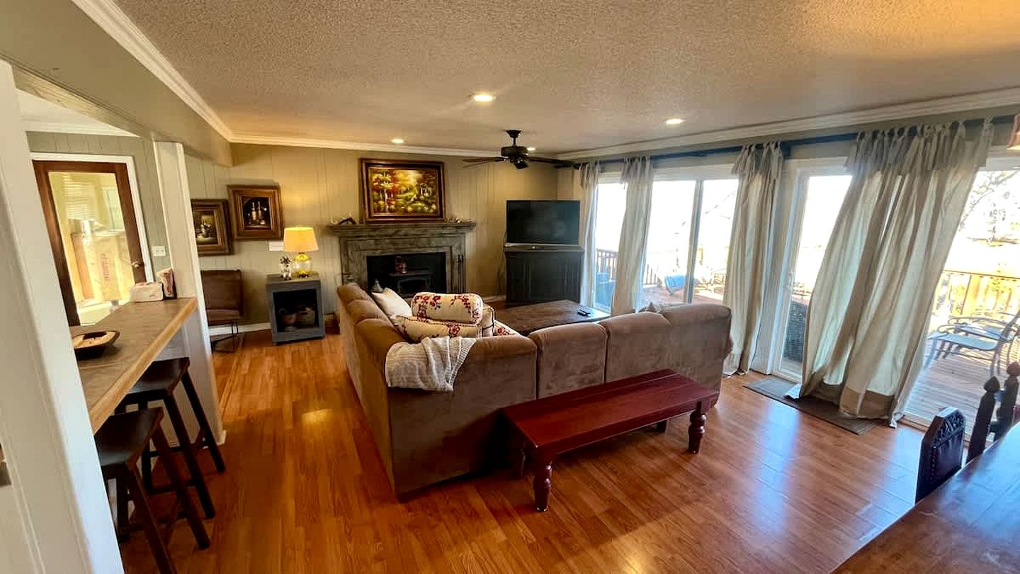 Peaceful Lakeside Cabin with Private Dock near Bentonville & Fayetteville, Arkansas