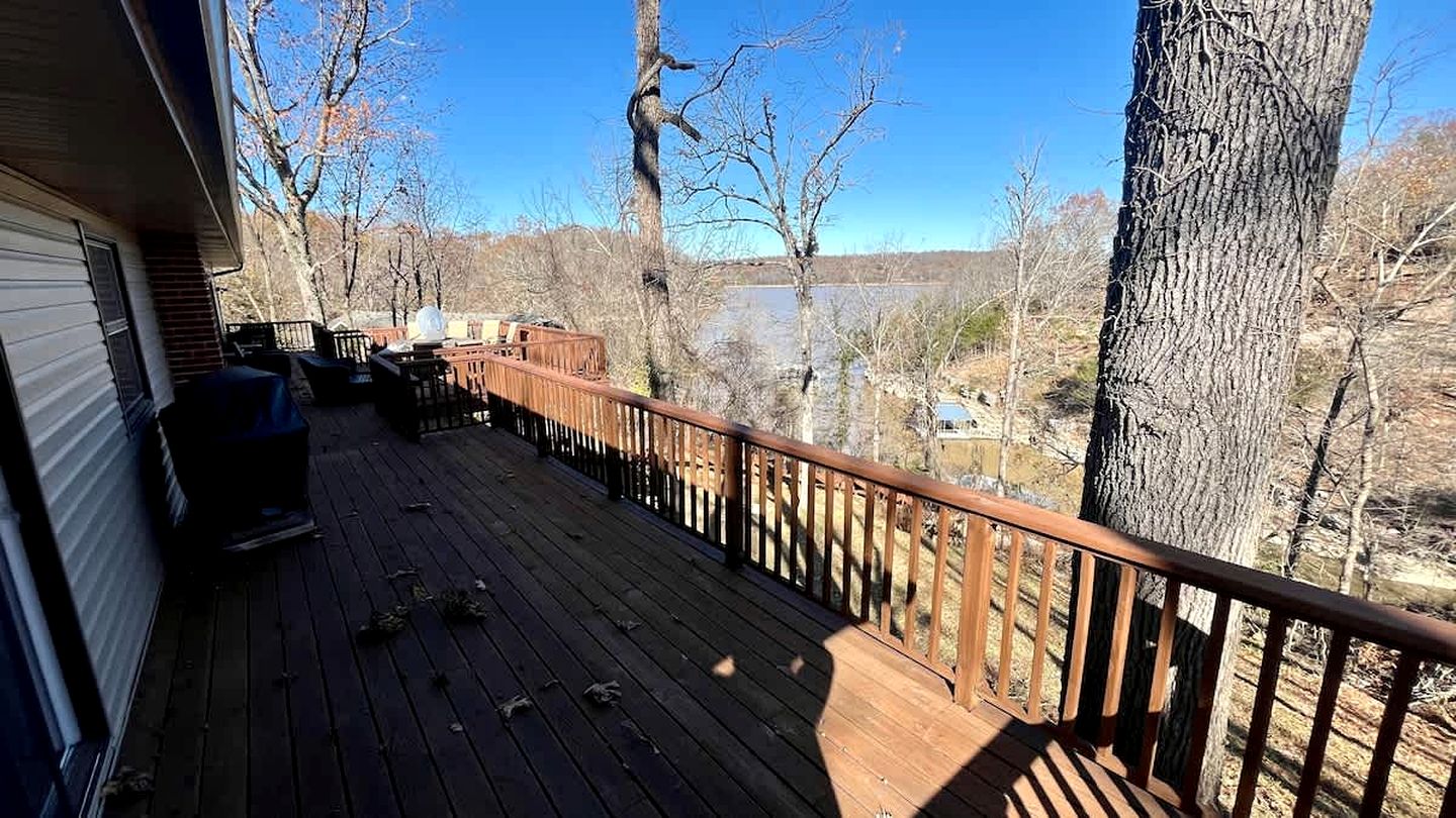 Peaceful Lakeside Cabin with Private Dock near Bentonville & Fayetteville, Arkansas