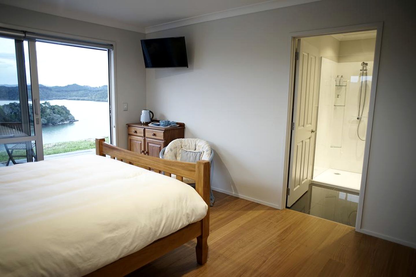 Cozy Bed and Breakfast Accommodation for a Romantic Getaway in Whangaruru, North Island