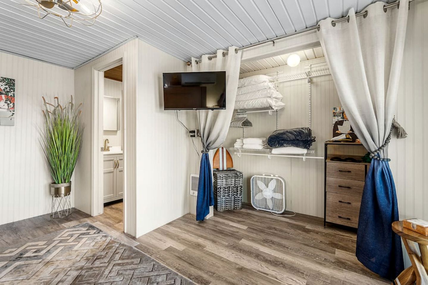 Gorgeous Floating Home on Lake Pend O'reille, Surrounded by the Selkirk and Cabinet Mountains, Idaho