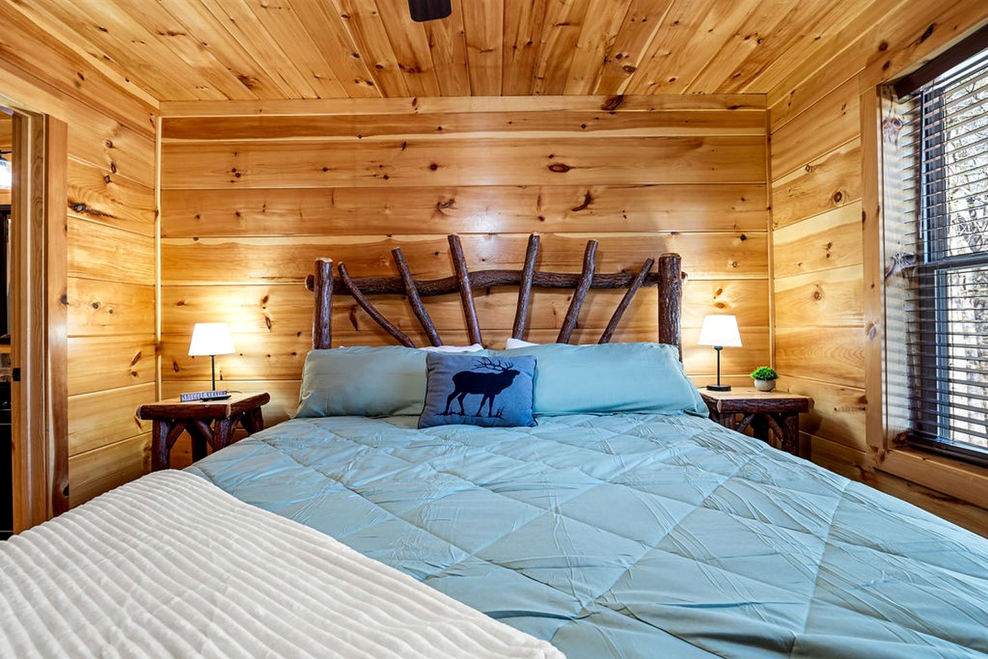 Rustic Family Cabin with Hot Tub with Arcade in Great Smoky Mountains near Gatlinburg, Tennessee