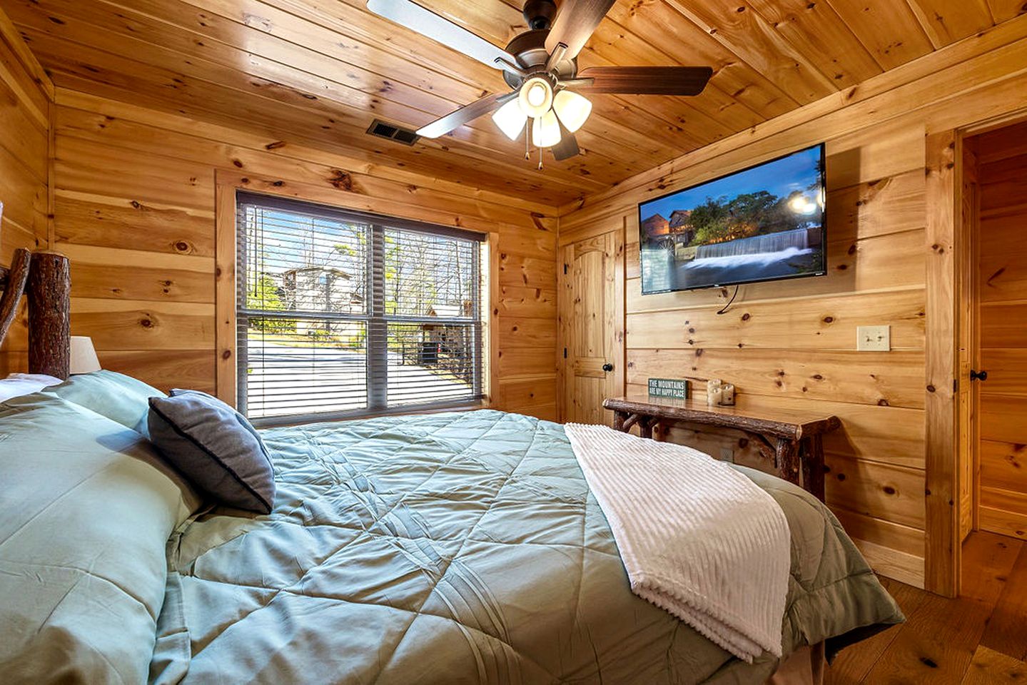 Rustic Family Cabin with Hot Tub with Arcade in Great Smoky Mountains near Gatlinburg, Tennessee