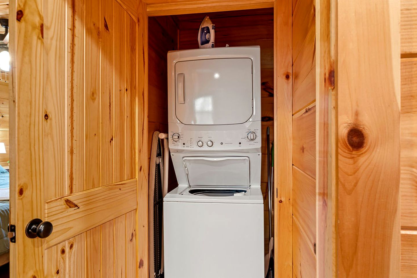 Rustic Family Cabin with Hot Tub with Arcade in Great Smoky Mountains near Gatlinburg, Tennessee