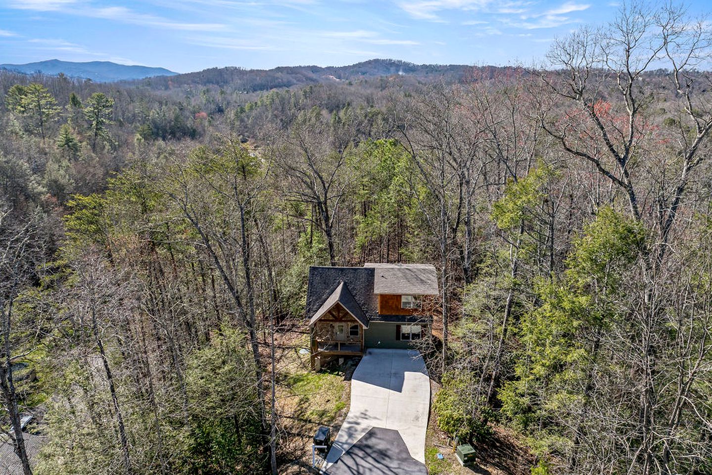 Rustic Family Cabin with Hot Tub with Arcade in Great Smoky Mountains near Gatlinburg, Tennessee