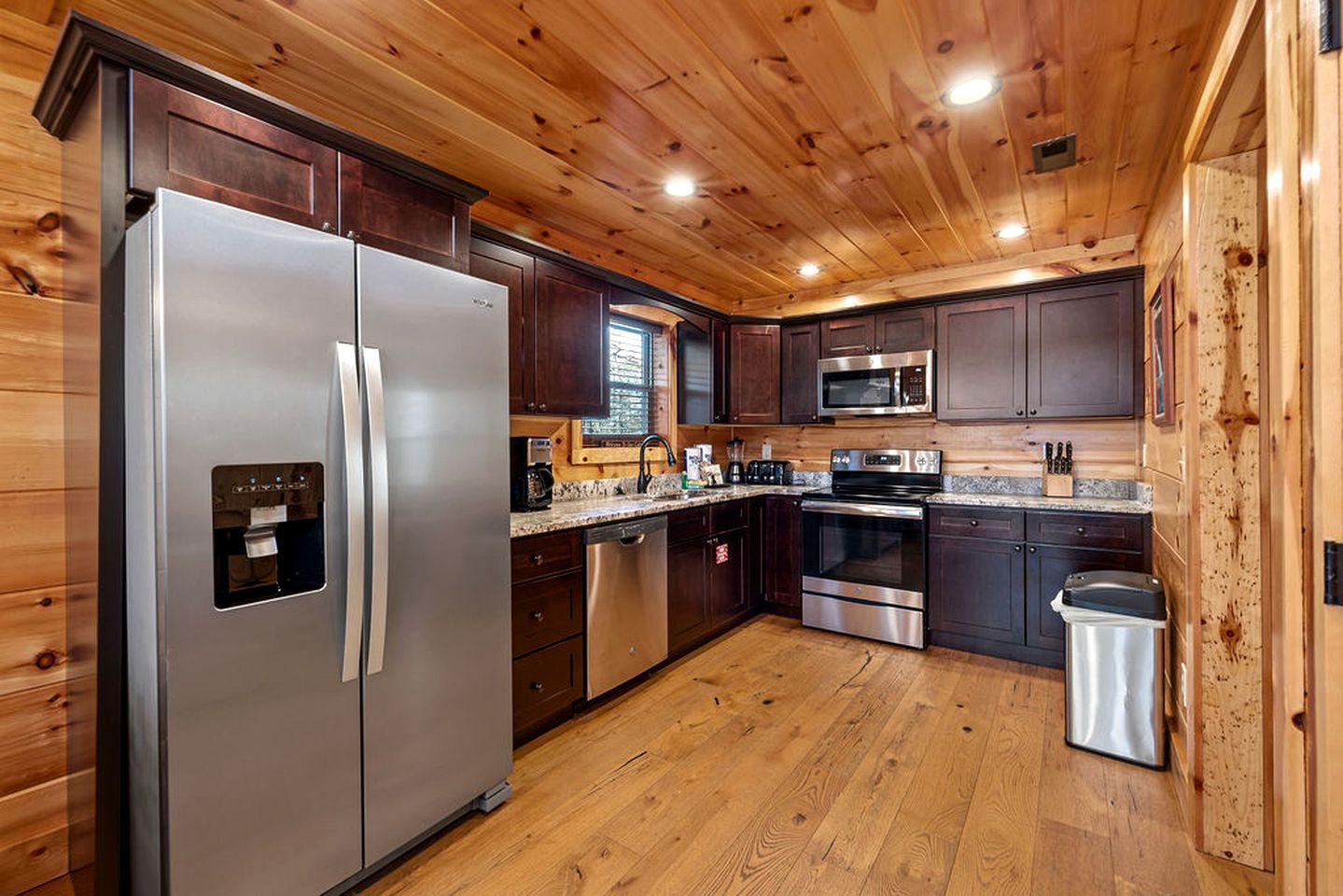 Rustic Family Cabin with Hot Tub with Arcade in Great Smoky Mountains near Gatlinburg, Tennessee