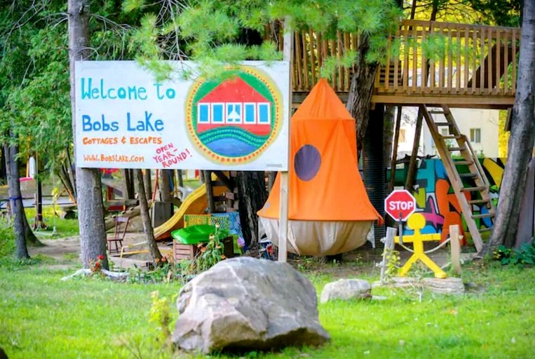 Villas (Canada, Godfrey, Ontario)