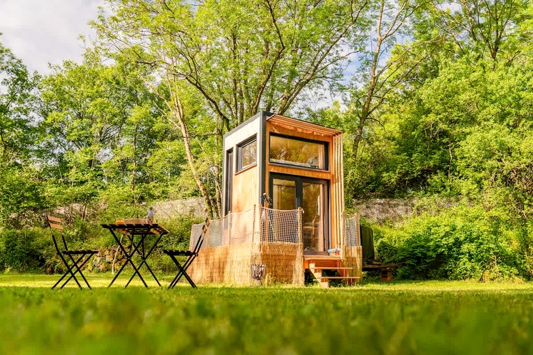 Cozy Off-Grid Tiny House with Stunning Mountain Views near Mont-Dore, France