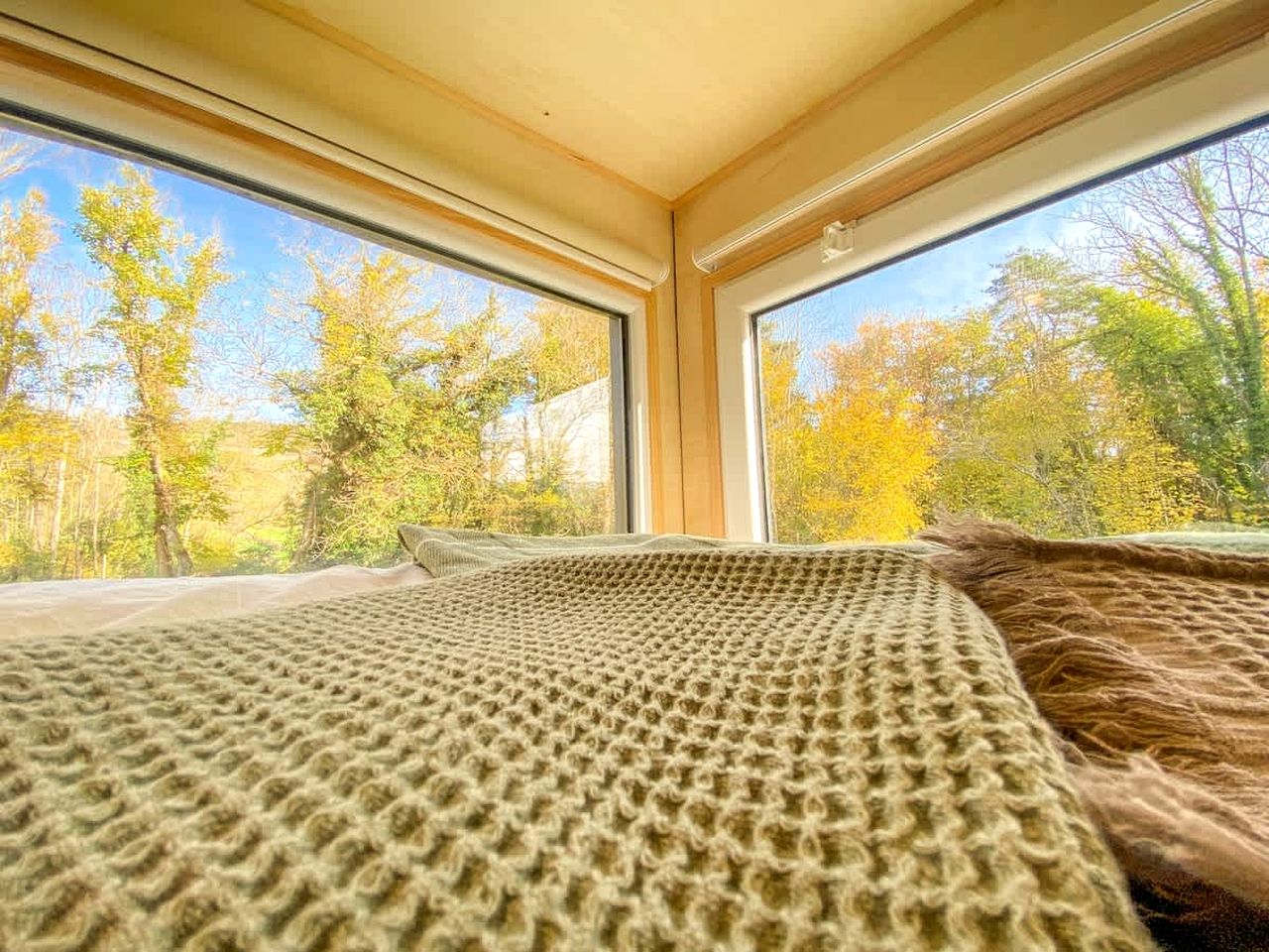 Cozy Off-Grid Tiny House with Stunning Mountain Views near Mont-Dore, France