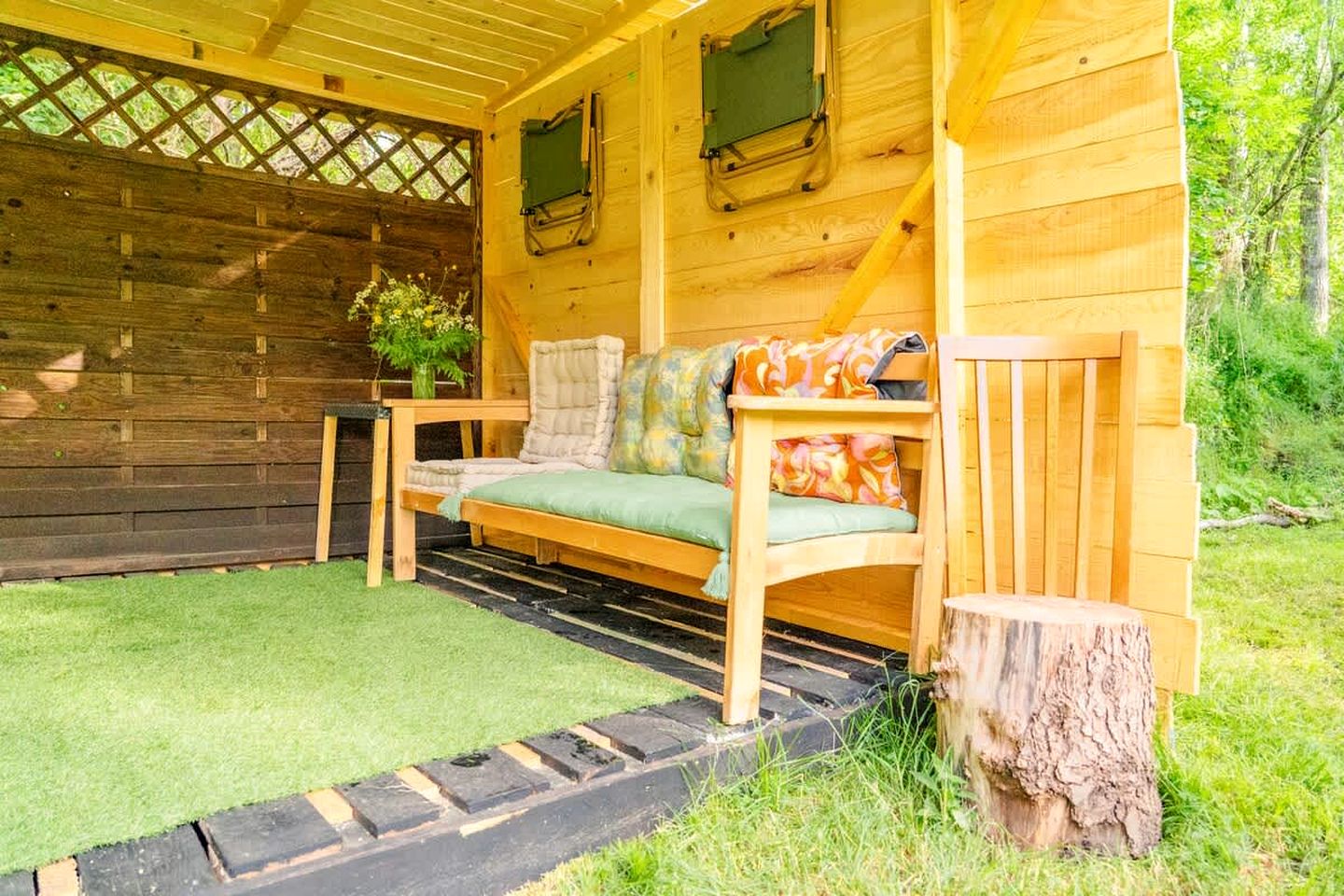 Cozy Off-Grid Tiny House with Stunning Mountain Views near Mont-Dore, France