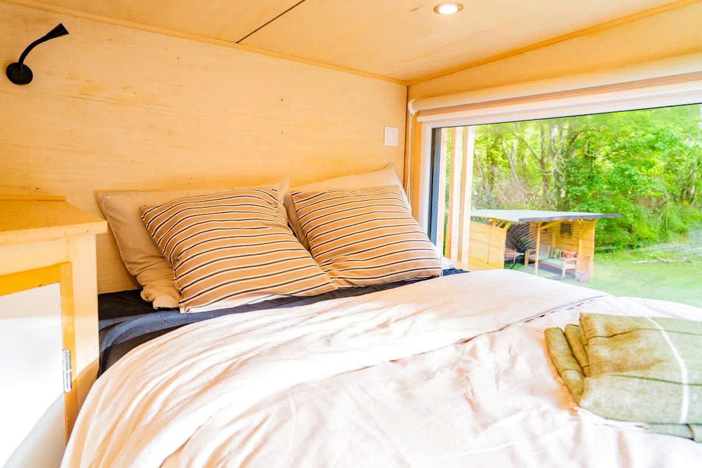 Cozy Off-Grid Tiny House with Stunning Mountain Views near Mont-Dore, France