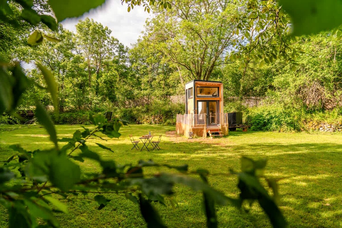 Cozy Off-Grid Tiny House with Stunning Mountain Views near Mont-Dore, France