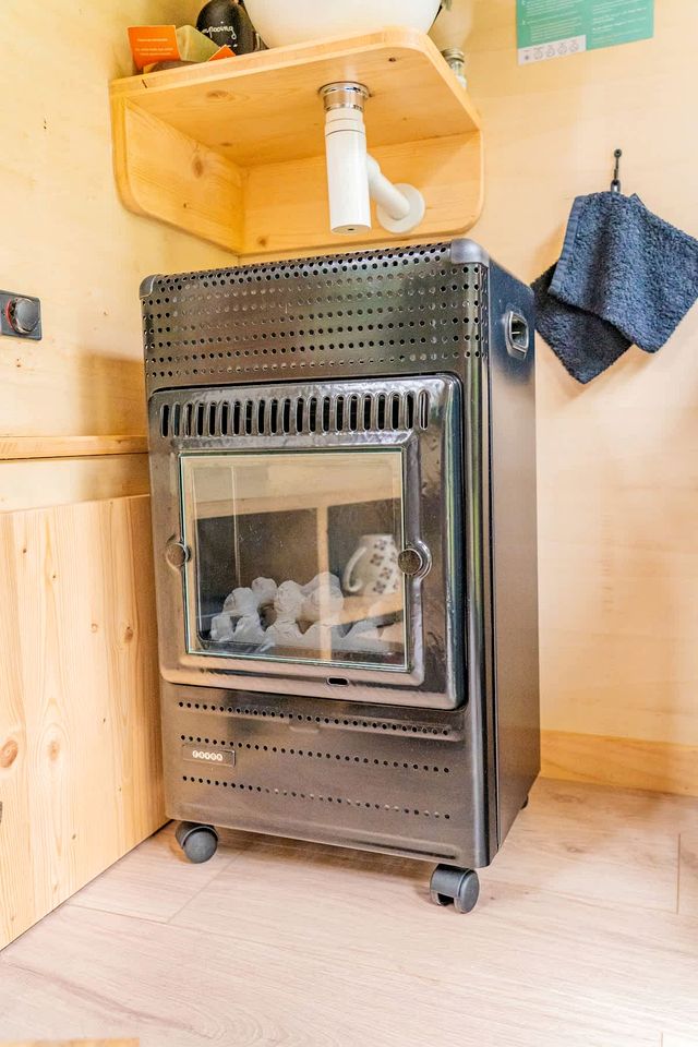 Cozy Off-Grid Tiny House with Stunning Mountain Views near Mont-Dore, France