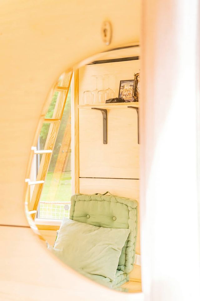 Cozy Off-Grid Tiny House with Stunning Mountain Views near Mont-Dore, France