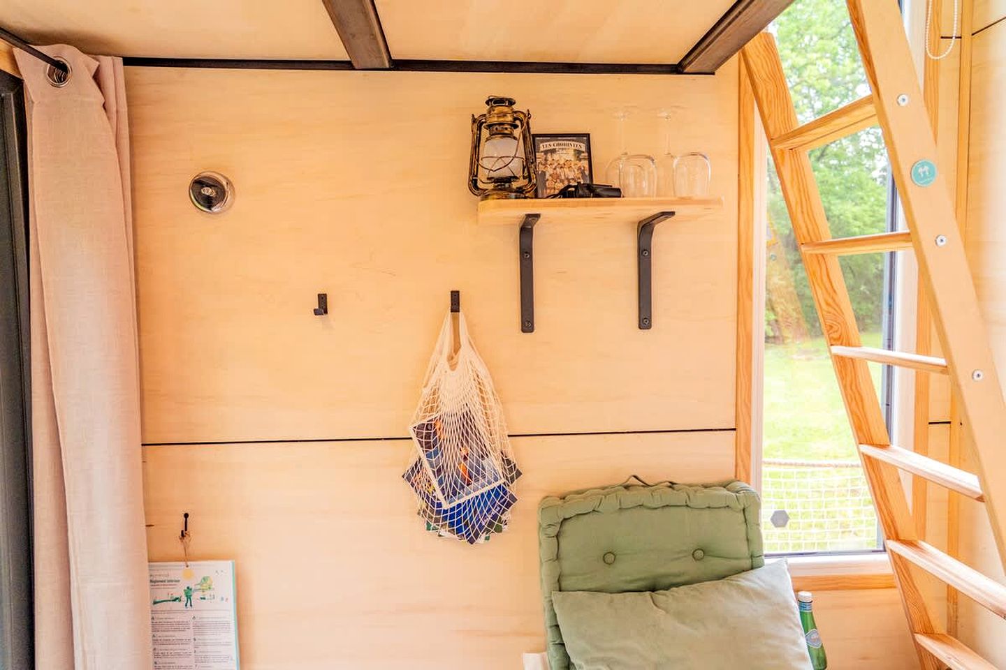 Cozy Off-Grid Tiny House with Stunning Mountain Views near Mont-Dore, France