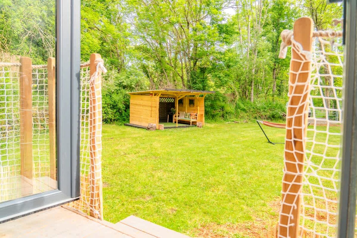 Cozy Off-Grid Tiny House with Stunning Mountain Views near Mont-Dore, France
