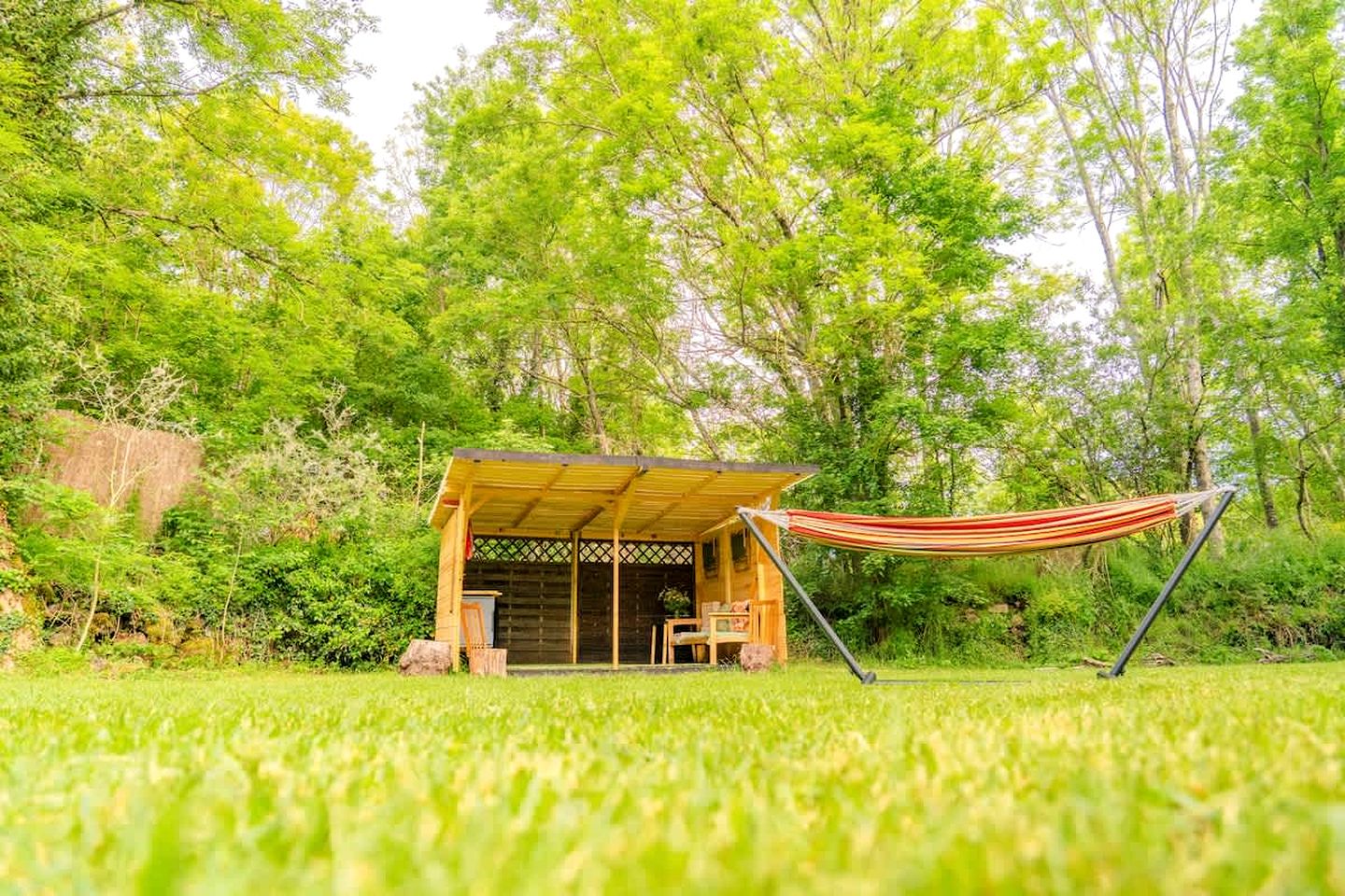 Cozy Off-Grid Tiny House with Stunning Mountain Views near Mont-Dore, France