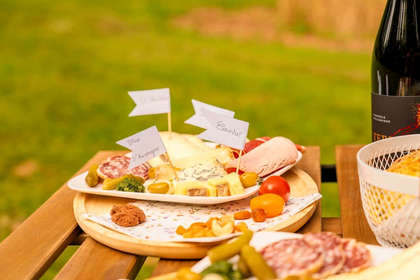 Cozy Off-Grid Tiny House with Stunning Mountain Views near Mont-Dore, France