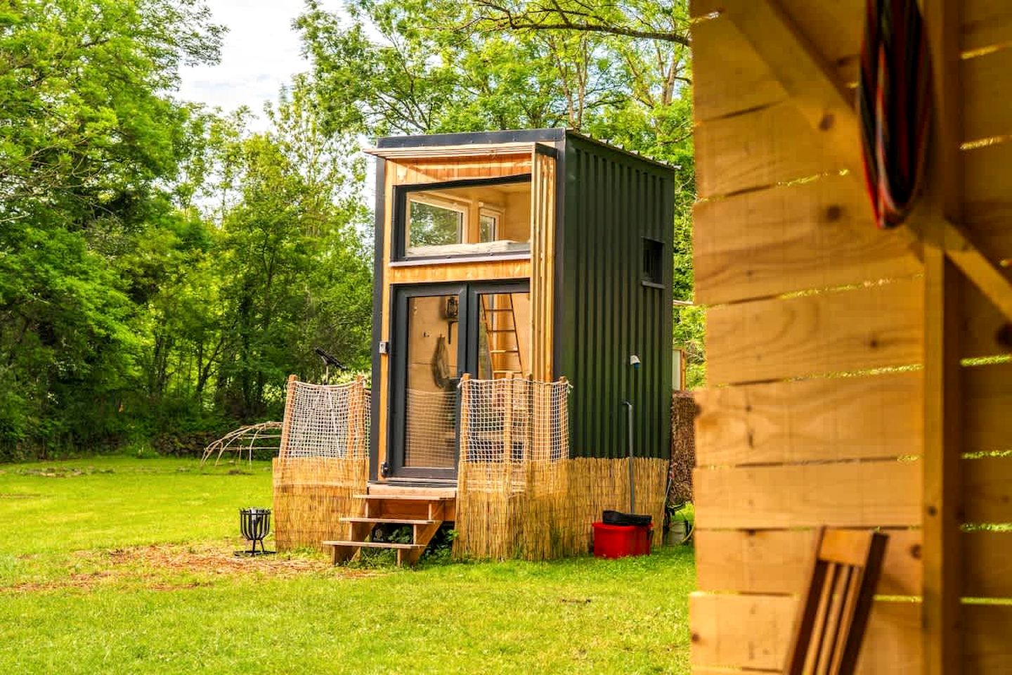 Cozy Off-Grid Tiny House with Stunning Mountain Views near Mont-Dore, France