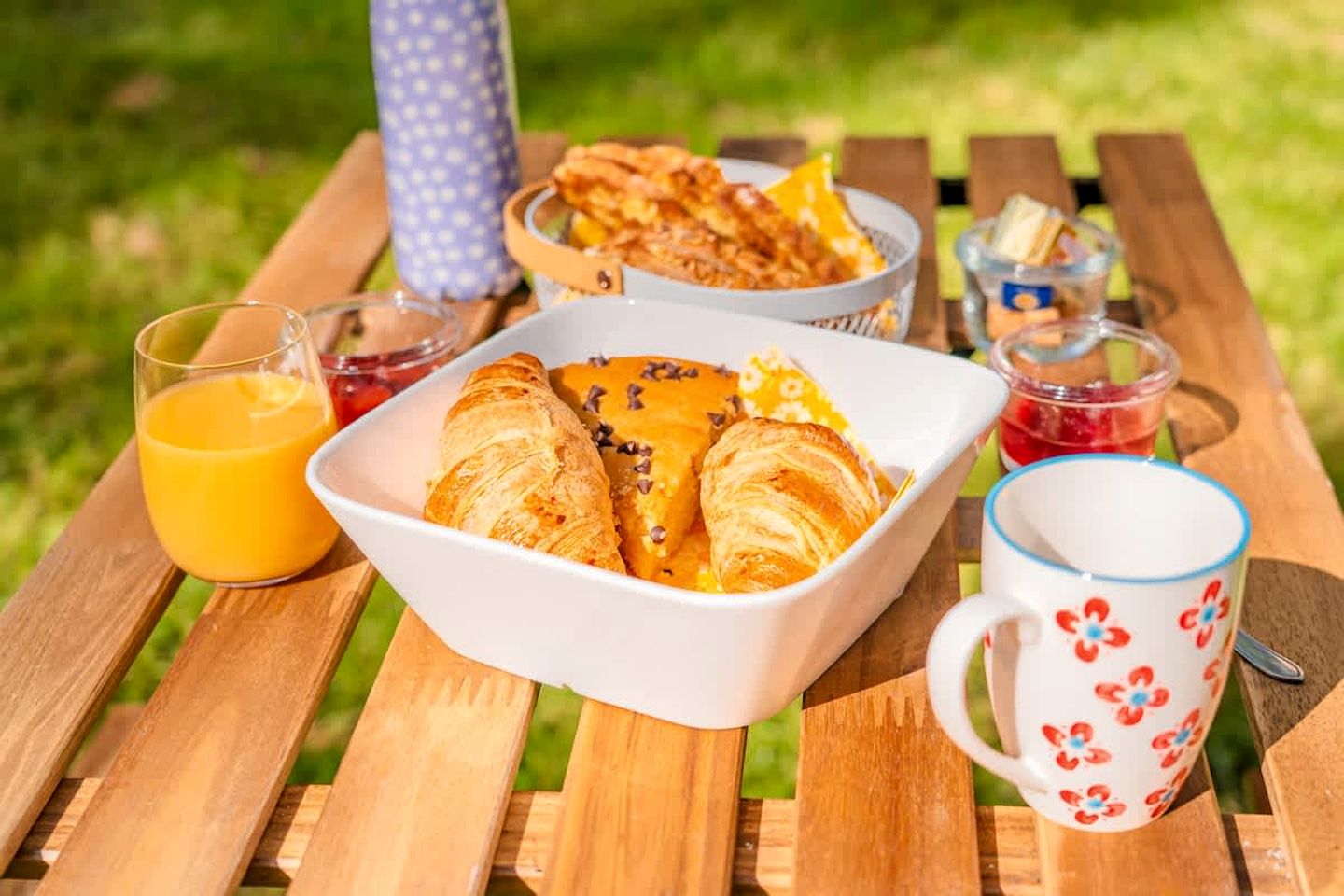 Cozy Off-Grid Tiny House with Stunning Mountain Views near Mont-Dore, France