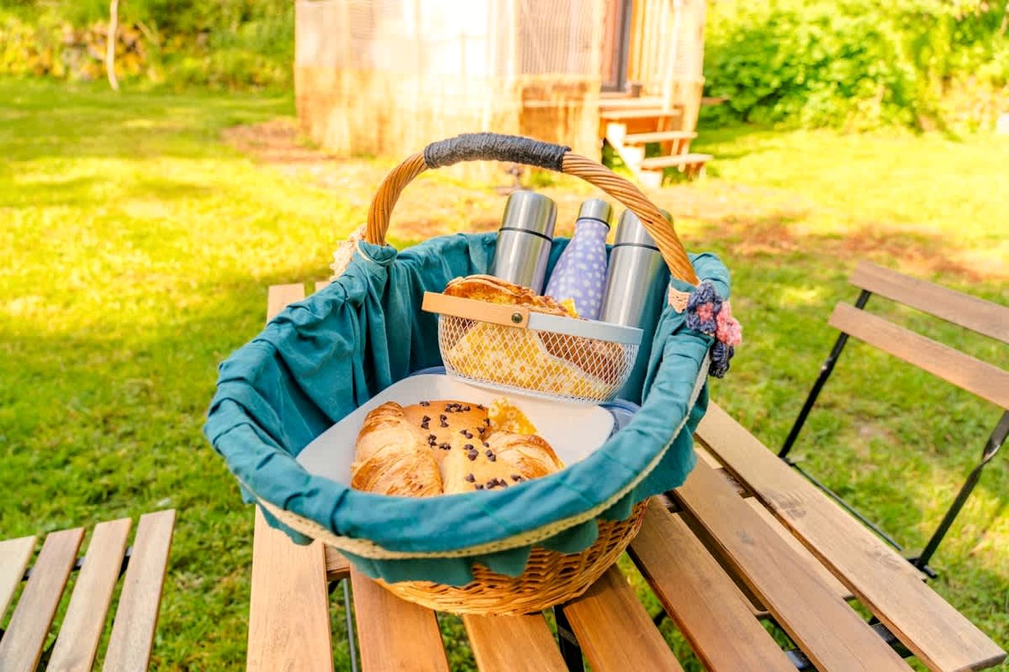 Cozy Off-Grid Tiny House with Stunning Mountain Views near Mont-Dore, France