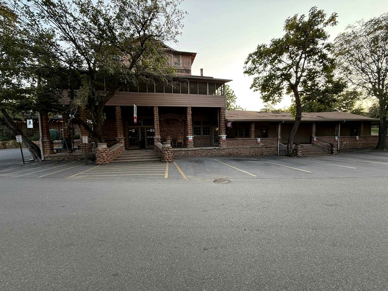 Cozy Tiny Home with Private Patio & Hammock Chairs near Bath Lake in Medicine Park, Oklahoma