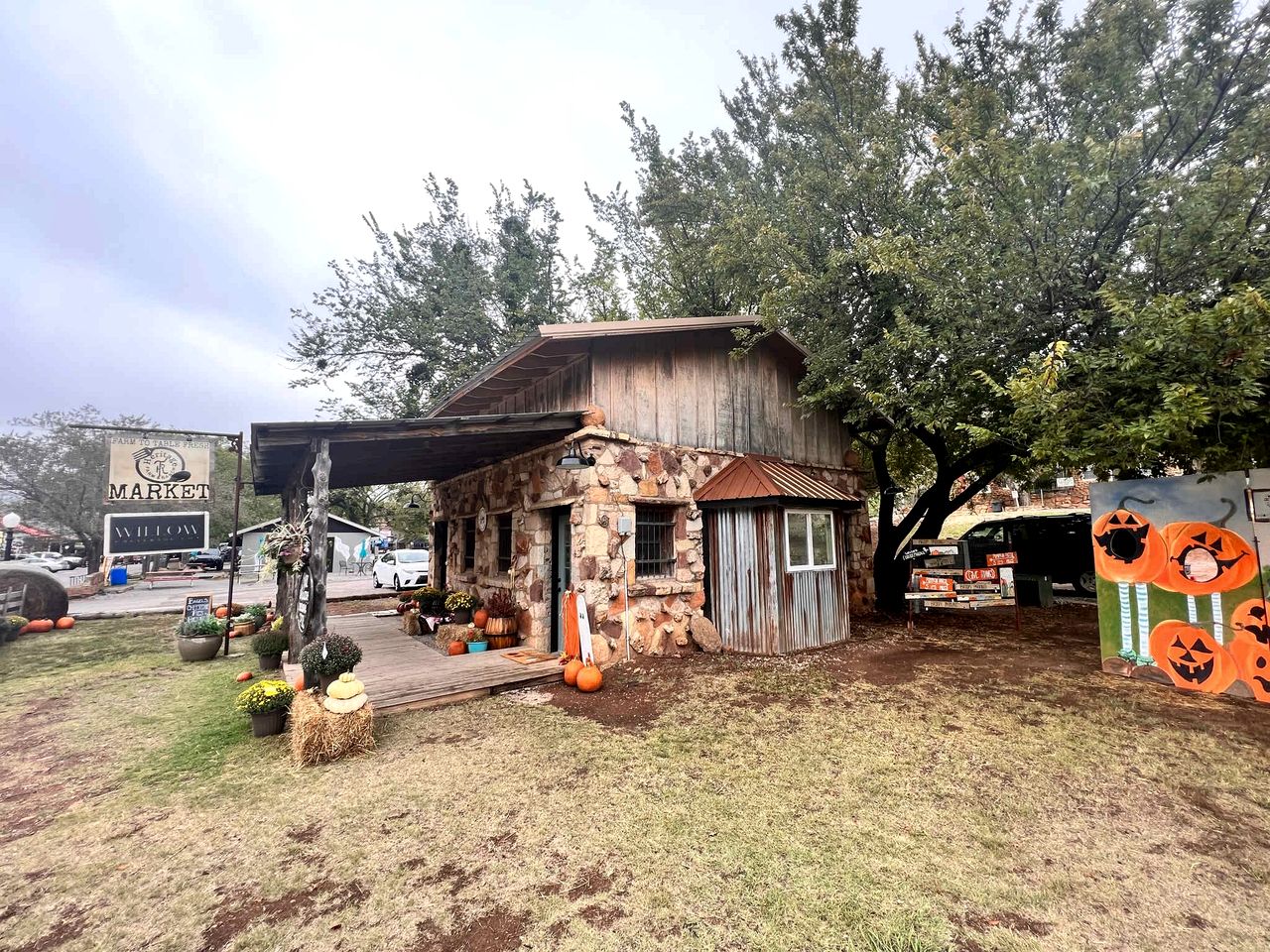 Unique Tiny House Retreat with Rooftop Deck near Cobblestone Shops in Medicine Park, OK